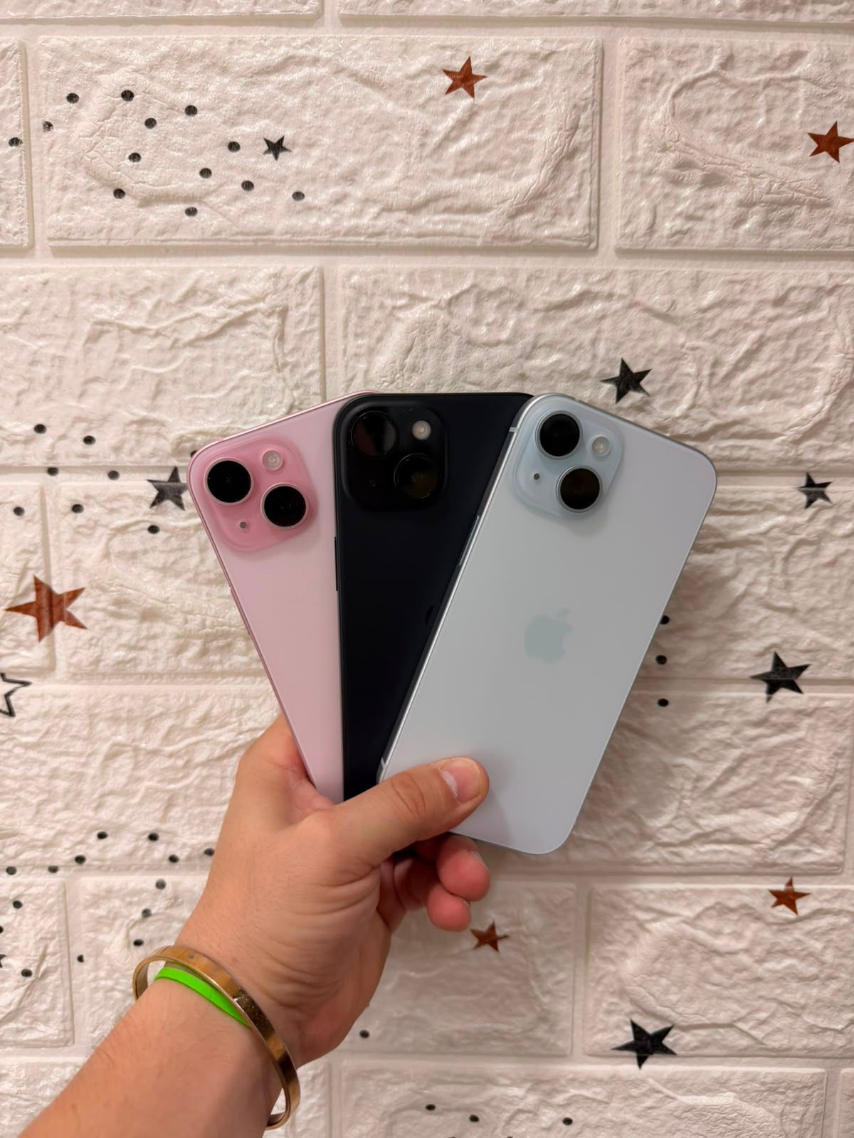 Tres iPhones en rosa, negro y azul claro